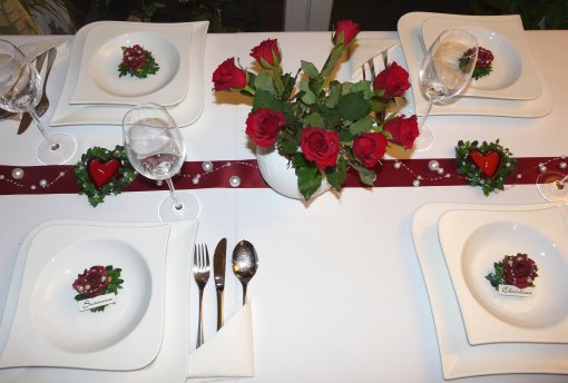 Roter Mustertisch 3 zur Hochzeit. Mit roten Rosen, Tischbändern und roten Herzen von Tischdeko-online.